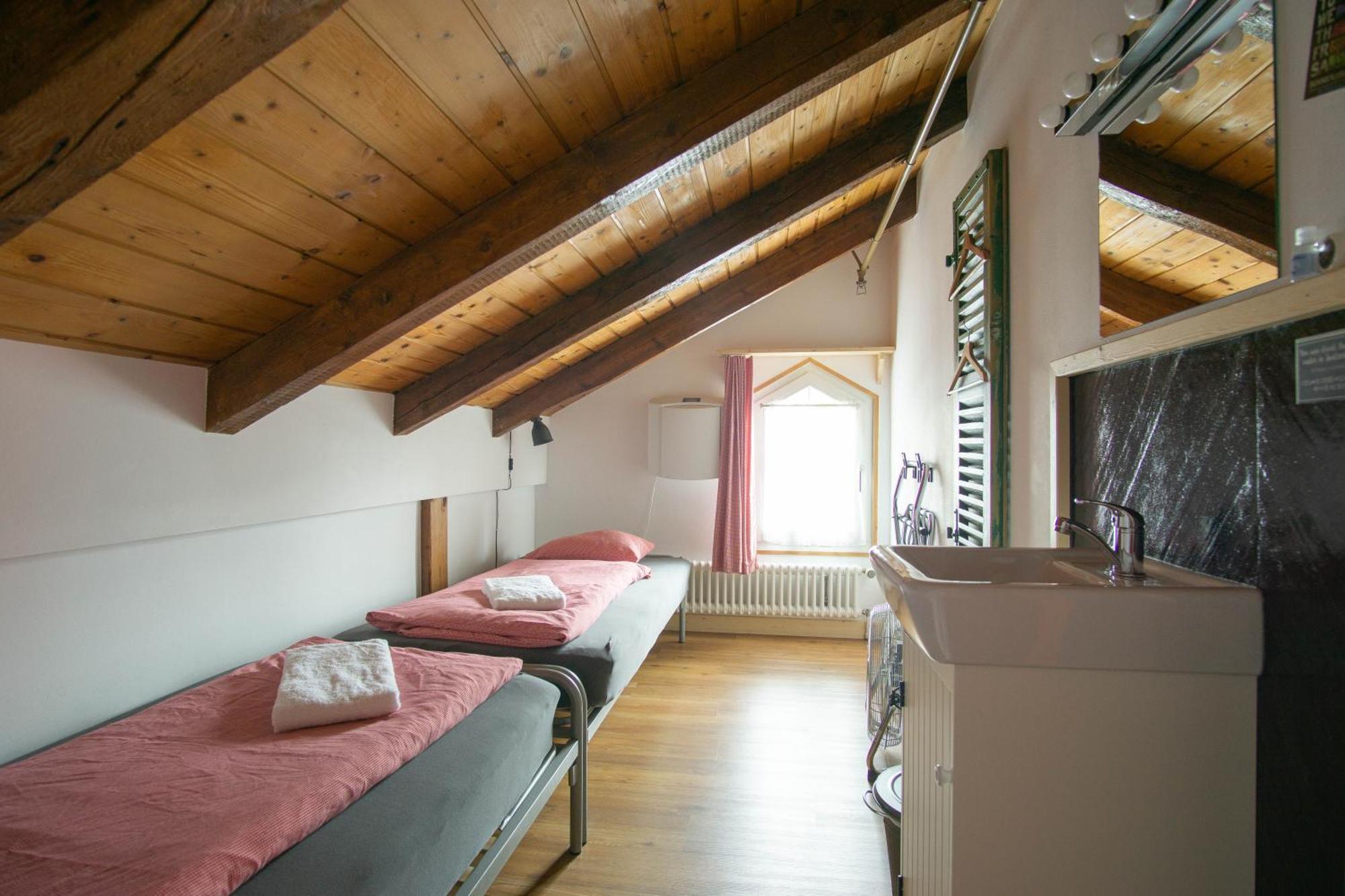 Balmers Hostel Unterseen Room photo